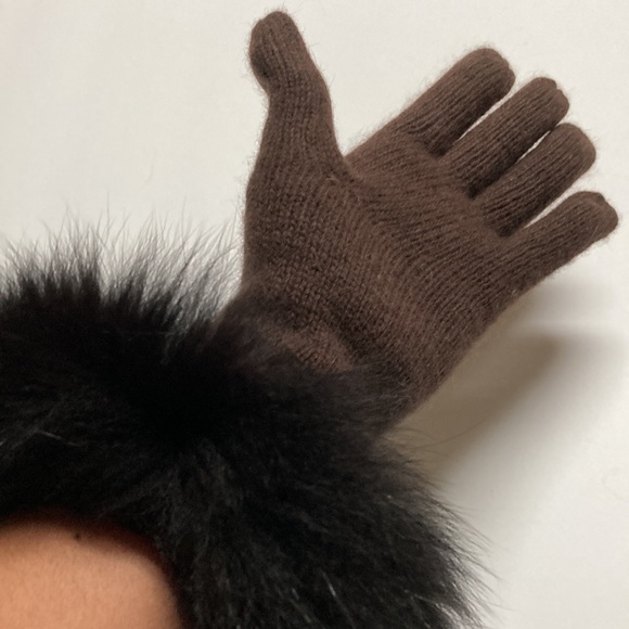 A Pair of Chocolate Winter Gloves - Picture 9 of 10